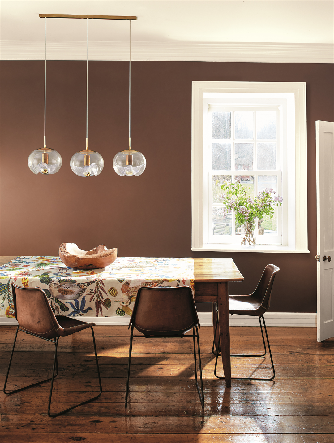 BM_CT25_B04_DinningRoom_LeatherSaddle<a href='/Family/info_itemid_570.html'><a href='/Family/info_itemid_1713.html'>Brown</a></a>_CMYK.png